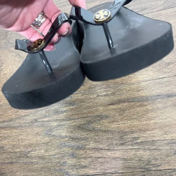 TORY BURCH Women's Thandie Wedge Medallion Flip Flops Black Sz 11 EUC - Picture 3 of 5